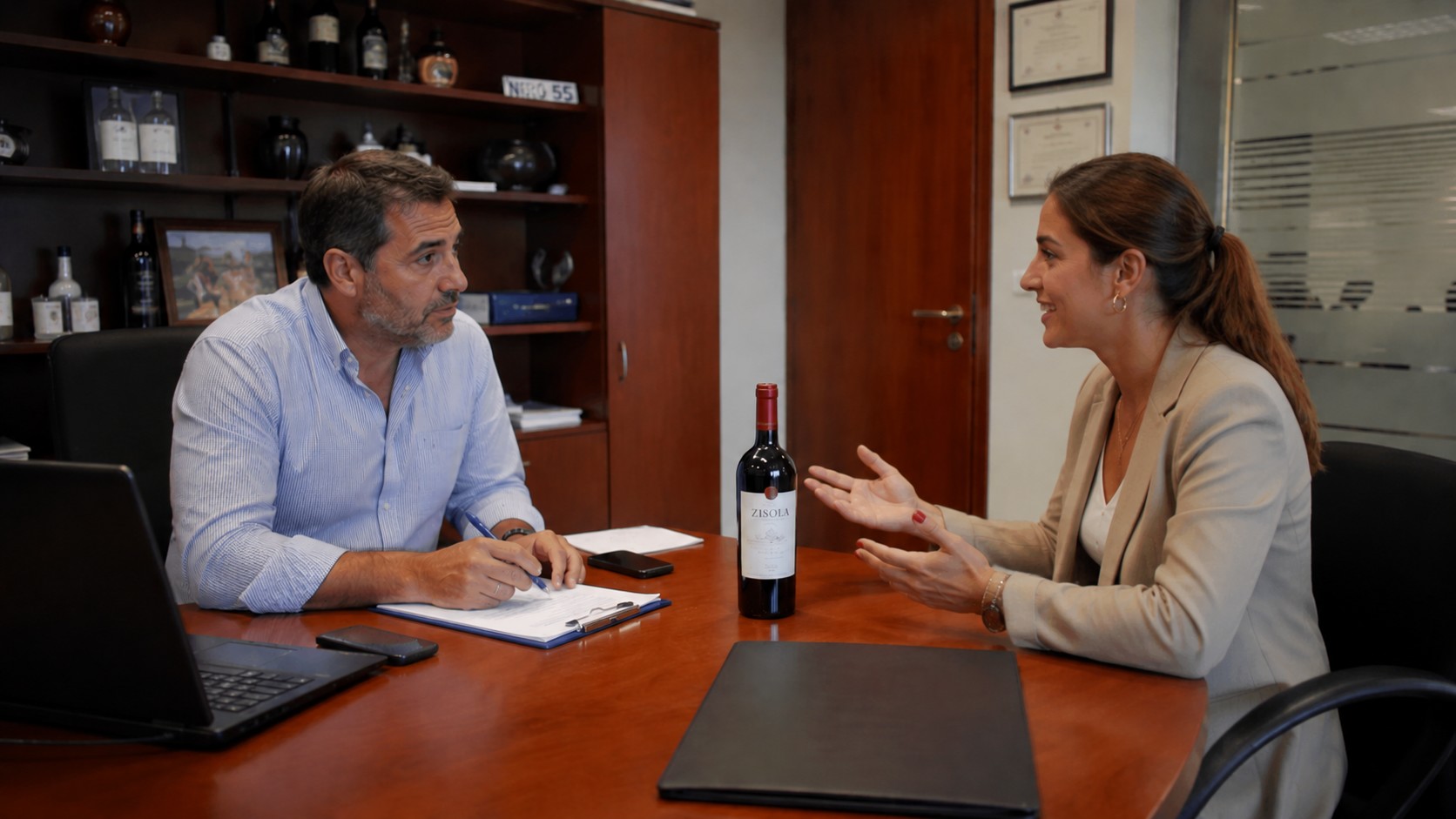 comercial vendiendo vino a un distribuidor